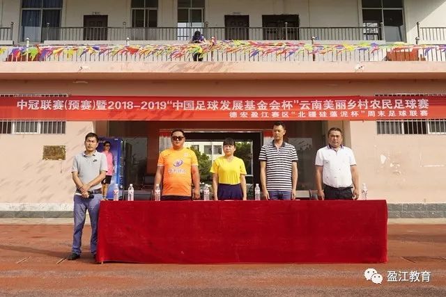 法媒：姆巴佩招呼安保官员一起和马克龙合影，已为国家队服务22年